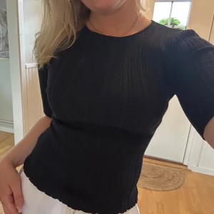 Mörkblå ribbad topp med halvlång ärm - Mörkblå ribbad topp med tight passform och halvlånga ärmar. Toppen har rund halsringning och är stretchig, vilket gör den bekväm och smickrande. Storlek XS men passar även en S.💖💖