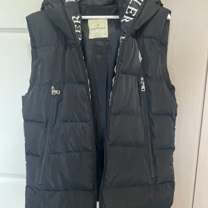 Monclerväst XL - Fin väst från Moncler i strl XL. 