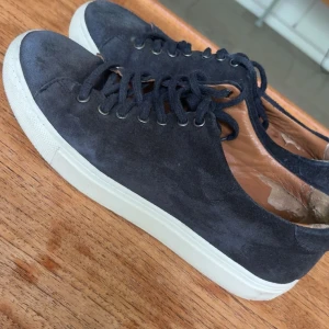 Mocka sneakers från volt - Mycket snygga blå mocka skor från volt köpta för 1500kr. De är i okej skick där den främsta defekten är hälen inuti men inget som påverkar användandet alls, inga hål osv. De är i storlek 40 å säljer billigt då jag vuxit ur dem