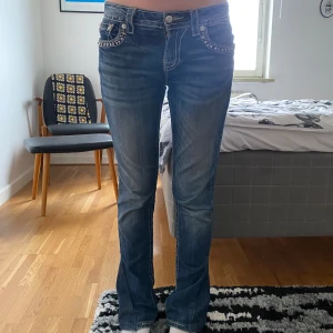 Bootcut miss me jeans - Bootcut miss me jeans, sitter low rise, har sytt bootcut själv, storlek xs/s, snygga fickor där bak med silver detaljer, silver detaljer på framsidan, köpt second hand, 