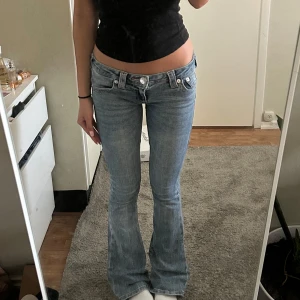 true religion jeans - assssnygga ljusblåa true religion jeans, de är väldigt lowwaist i modellen low rise joey flare i storlek w24. jag köpte de på nelly för 1399kr, jag säljer de för billagare eftersom det är lite slitet på ändarna, annars finns det inga defekter på jeansen!!💓 priset går att diskutera☺️☺️