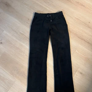 Svarta mjukisbyxor Juicy Couture S - Svarta mjukisbyxor från Juicy Couture dom är lite noppriga i kanten men inget som syns och en metall grej på snöret har lossnat 