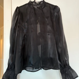 Blus  - Superfin mesh blus från Bik Bok. Blusen har tre knytningar på ryggen och är superfin att ha till fest eller till tillfällen man vill känna sig extra fin på. 