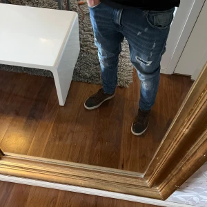 Replay blå jeans slim tapered fit - Säljer ett par blå Replay jeans i modellen MICKYM med slim tapered fit. Jeansen har slitna detaljer med en sjukt snygg tvätt. Jeansen är i riktigt bra skick och är perfekta till sommaren om man vill ha ett par snygga jeans som samtidigt står ut!🙌