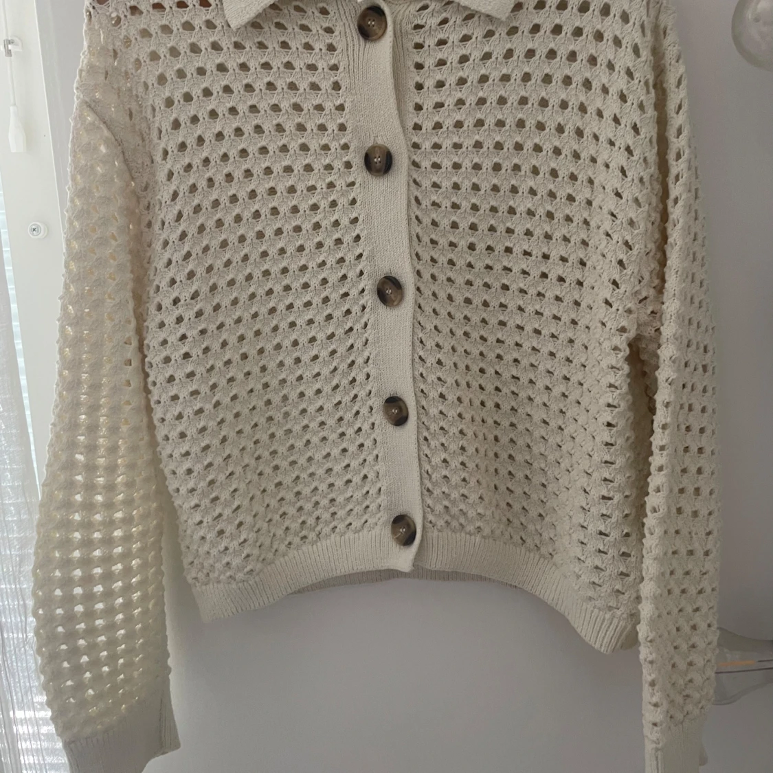 Vit stickad kofta från H&M med knappar - 1