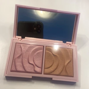 Caia palett  - Caia highlighter palett i färgen ”flirty”. Från deras julkalender så finns inte att köpa 😊 Helt ny & oanvänd! :) 