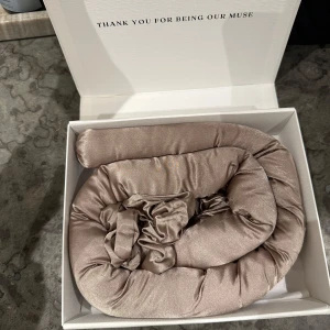 Champagnefärgat siden-diadem Eternal Muse - Lyxigt, vadderat heatless curles i skimrande champagnefärgat riktigt siden från Eternal Muse i den störta storleken. 💕💗 Inte använt! Köpt för 600kr