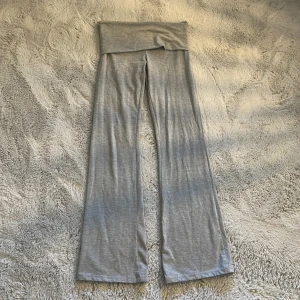 Gråa yoga pants - Gråa yoga pants från gina tricot! Dem är köpta förra året och har tyvärr blivit för korta! Dem är i strl 158/164! Kontakta mig vid frågor eller fler bilder!