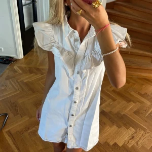 Jeansklänning vit Zara - Världens sötaste jeansklänning med volanger, bilder från förra ägaren❤️❤️ 