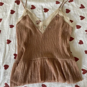 Glittrig linne från Zara med spets - Supersöt glittrig linne från Zara, passar perfekt som festtop 🩷 