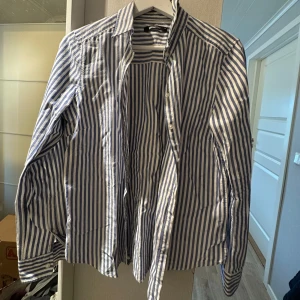 Randig skjorta - Randig skjorta i strl 34 från Gina Tricot💕