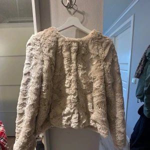Beige pälsjacka - Beige fuskpälsjacka i strl 36 från Vero Moda💕