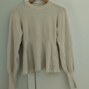 Beige tjocktröja!  - Jättefin beige tjocktröja ifrån Vero Moda. Armarna har en liten puff och materialet är stickat men supermjukt! Säljer då den blivit för liten för mig, pris kan diskuteras! 