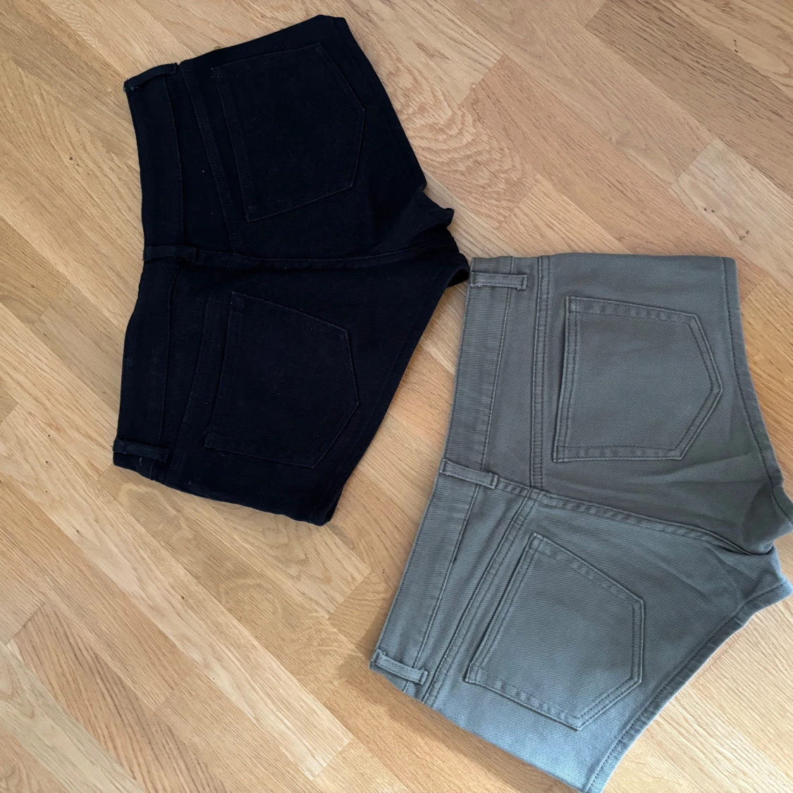 Två par jeansshorts i svart och grön - 1