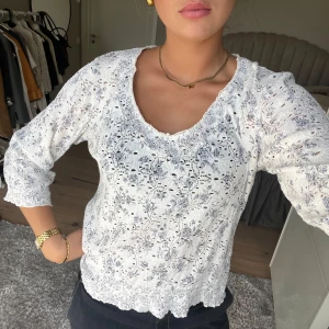 Vit blommig spetsblus med trekvartsärm - Supersöt blus till sommaren, väldigt luftig. Hör av dig vid frågor 💛💛