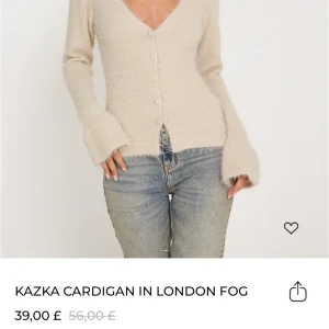 Beige fluffig kofta från Motel - Supermjuk och fluffig beige kofta från Motel med v-ringning och knappar framtill. Långärmad med extra vida ärmslut och figurnära passform. Storlek S. Är använd men i väldigt gott skick. 