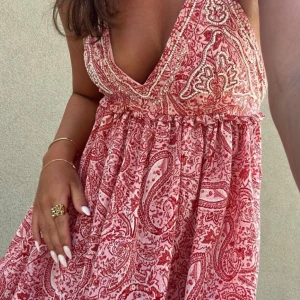 Zara klänning  - Supersöt kortklänning med röd och vit paisleyprint, djup v-ringning och tunna axelband. Perfekt för alla tillfällen i sommar🌸