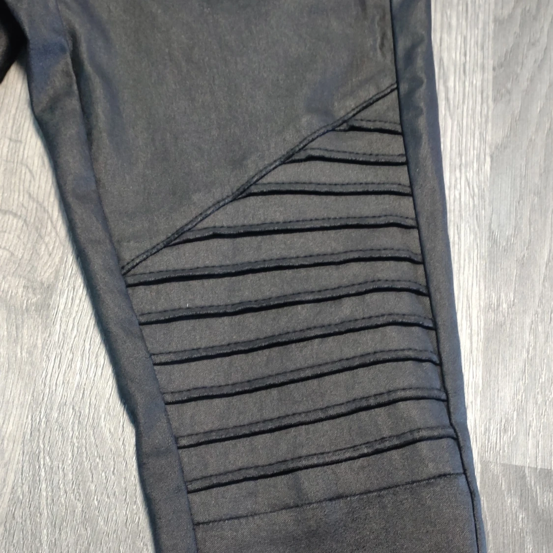 Svarta skinny jeans från ONLY i skinnimitation  - 2