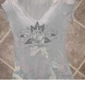 Ed Hardy y2k Tshirt  - Cool grå Ed Hardy t-shirt med v-ringning , unicorn print. Inköpt i USA någon gång under 2000-talet.  Storlek S.