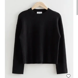 Svart stickad & other stories tröja  - Säljer denna jätte snygga stickade tröja från &other stories💕den har inga defekter eller liknande💕 skriv för egna bilder💕