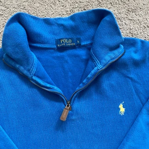 Ralph Lauren zip - Blå Ralph Lauren zip använd få gånger. Den är i storlek L