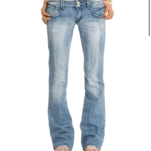 Blå bootcut jeans från Be Styled - Super snygga ljusblå bootcut jeans från Be Styled som är helt nya och oanvända. Färgen är lite mörkare i verkligheten, än på hemsidans bilder.  Skulle säga att dem passar 36/38 o köpta för 800 kr