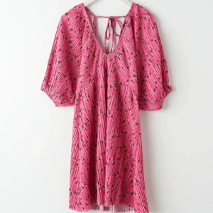 Blommig klänning - Säljer en klänning från Gina i storlek XS, aldrig använt men har köpt från plick innan. Varan är i bra skick och kan inte se några defekter🥰