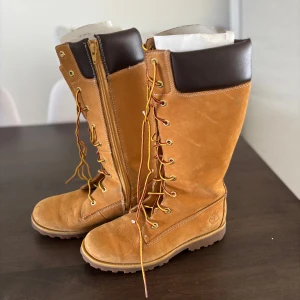 Fina timberland stövlar! - Junior - tjej modell storlek 37!  Jättefina och nya dragkedjor! Sparsamt använda endast något skrapmärke fram på tårna!   Pris kan diskuteras vid snabb affär! 😊
