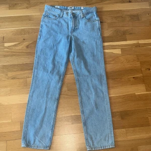 Ljusblå jeans från Jack & Jones - Snygga ljusblå jeans från Jack & Jones med klassisk femficksdesign och raka ben. Jeansen har normal passform, bälteshällor och tydliga kontrastsömmar. Perfekta för en avslappnad och stilren look. Är helt nya Jeans har provat en gång