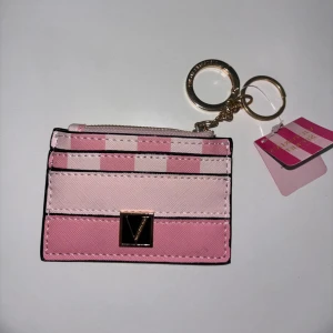 Victoria secret  - En jätte fin Victoria secret plånbok som jag tyvärr inte haft någon användning av💕 lappen och allt är kvar💕 alldrig använd, därför inte defekter💕