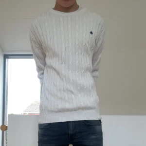 Vit Morris tröja  - Säljer en sjukt fet Morris tröja. Tröjan är kabelstickad och sitter i strl M. Den är i väldigt bra skick förutom en liten fläck som finns fram på tröjan men som bör gå bort i tvätten men även därav de låga priset, då tröjan kostar 1700 ny. Hör gärna av er vid frågor eller funderingar!!