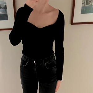 Svart ribbad body från Zara - Svart långärmad body från Zara med ribbad struktur och snygg v-ringad urringning. Strl L men sitter som en S