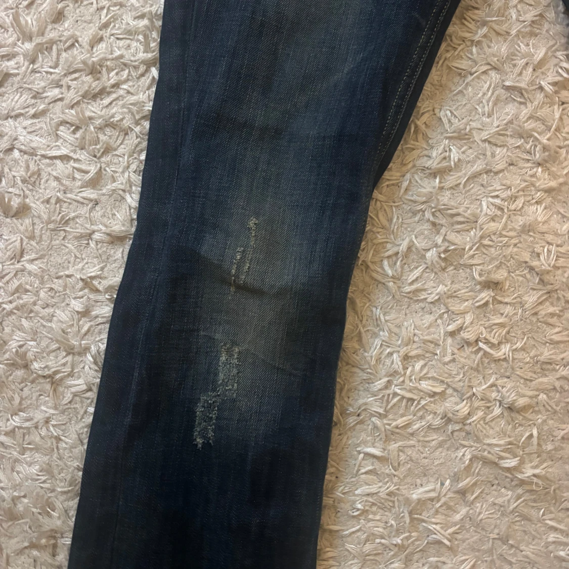 Mörkblå jeans med slitningar TRE Denim - 2