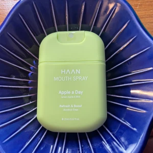 Haan Mouth Spray Apple a Day - Fräsch munsprej från Haan i färgen ljusgrön, med smak av grönt äpple och mint. Kommer i en smidig, platt plastflaska på 20 ml som är enkel att ta med i väskan. Alkoholfri formula som ger en boost av fräschör när du behöver det. Helt  aldrig använd 