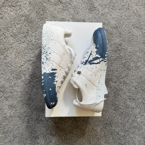 Maison Margiela Paint Splatter (40-41) - Vårens fetaste skor, maison margiela Paint Splatter ✅ Skick: 10/10 Helt sprillans nya med box och tags!  Storlek: 40 passar också 41 garanterat✅ Nypris på 8 tusen och självklart är de autentiska! Skickas samma dag! ✅