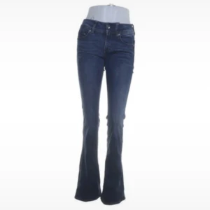 Mörkblå bootcut jeans G-Star Raw 28/34 - Snygga mörkblå jeans från G-Star Raw i bootcut-modell. Jeansen har klassisk femficksdesign, normalhög midja och är tillverkade i stretchig denim för en bekväm passform. Perfekta för dig som gillar en tidlös men trendig look.❣️❣️