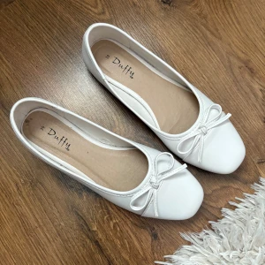 Vita ballerinaskor  - Ballerinaskor från duffy i storlek 39. Endast använda en gång. Säljer då dem inte kommit till mycket användning. 