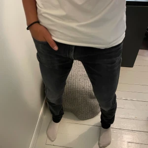 Replay Anbass  - Tjena! Säljer dessa Replay Anbass i mycket fint skick✔️ Storlek 34✔️ Mitt pris 379kr nypris 1600kr✔️ Har du någon fråga eller fundering är det bara att skriva✔️