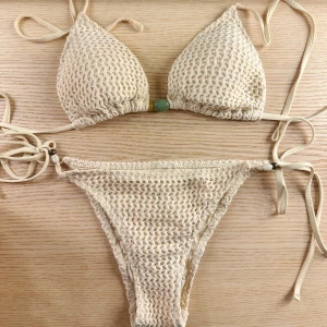 Bikini  - Så fin krämvit bikini från Oysho! Perfekt solbikini med fina detaljer. Underdelen är i XS och överdelen i S. Normal i storlek🤍
