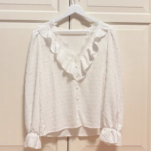 Blus från Shein🤍 - Säljer denna blus från Shein i Xs.🙃 Själv tycker jag den är stor i storleken så skulle säga att den är i S💕Aldrig använd, den är som ny🥰