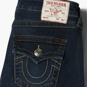 True Religion mörkblå bootcut jeans - Mörkblå jeans från True Religion med ikoniska kontrastsömmar och snygga ficklock bak med silverfärgade knappar. Skriv för bilder kan posta samma dag, ny pris 1299 