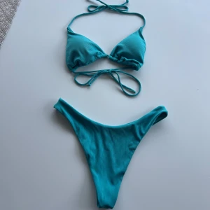 Blå bikini - Blå ribbad bikini i utmärkt skick. Tvättar innan jag skickar såklart. Gör gärna en bundle och då ger jag rabatt!