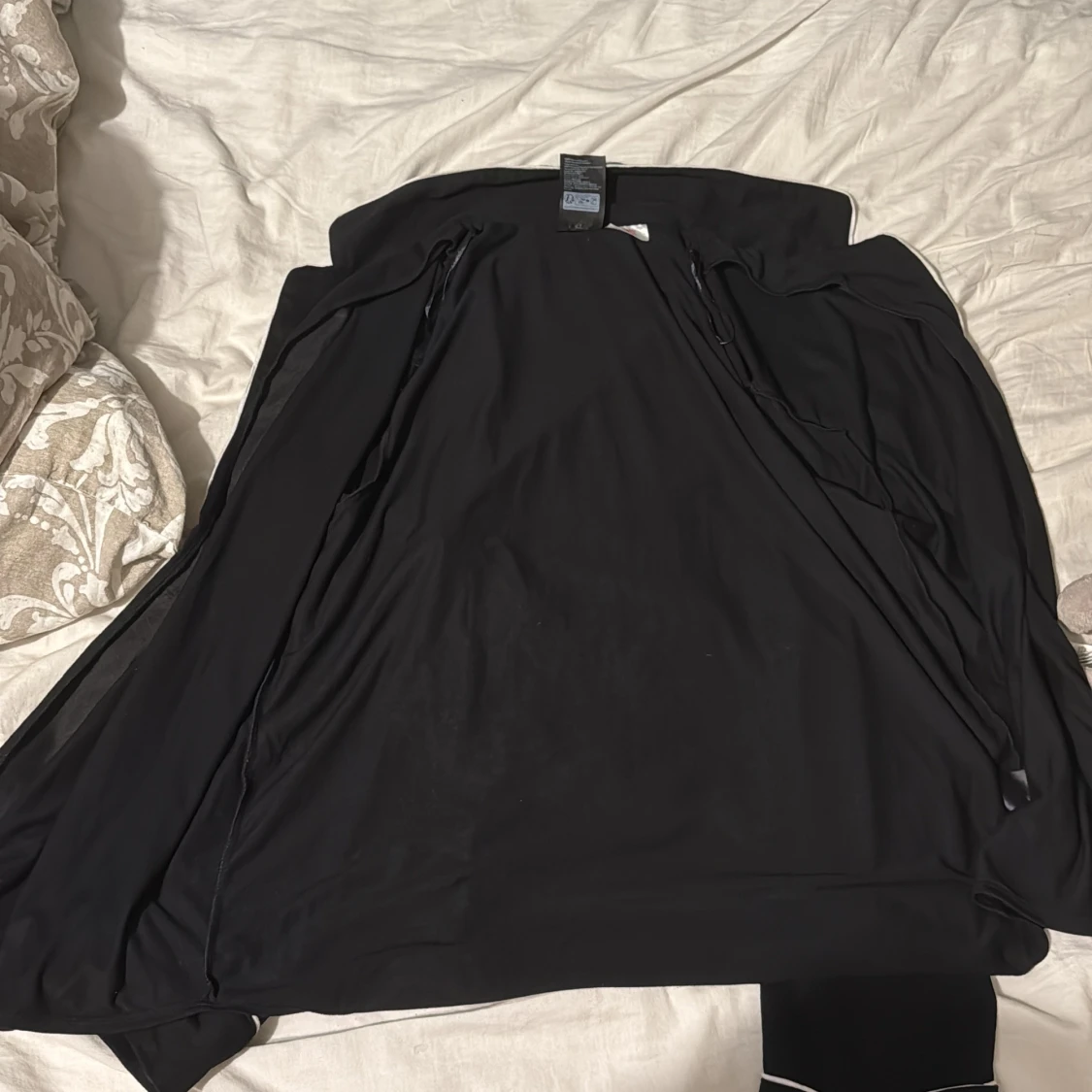 Svart sov sett med vit kant - 2