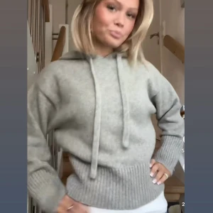 Grå stickad Zara hoodie  - Mysig grå stickad hoodie med huva och snörning. Nästan helt oanvänd , använd max 3ggr💕 skriv för egna bilder💕