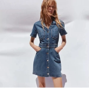 Jeansklänning med knappar - Säljer denna snygga klänningen för beställde i fel storlek, den är helt ny, pris går att diskuteras💗