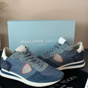 Blå sneakers från Philippe Model - Snygga blå sneakers från Philippe Model. Model trpz. Sitter jätte skönt på foten. Nästan in till nyskick 9/10. Box, kort och dustbag kmr me. Stor 43 storlek passar 44💯