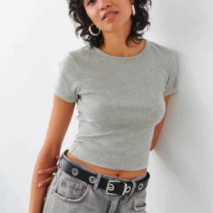 Grå croppad t-shirt  - Enkel fin grå topp, passar till vardag och mycket mer! Inga skador/ tecken på användning. Använd 1 gång