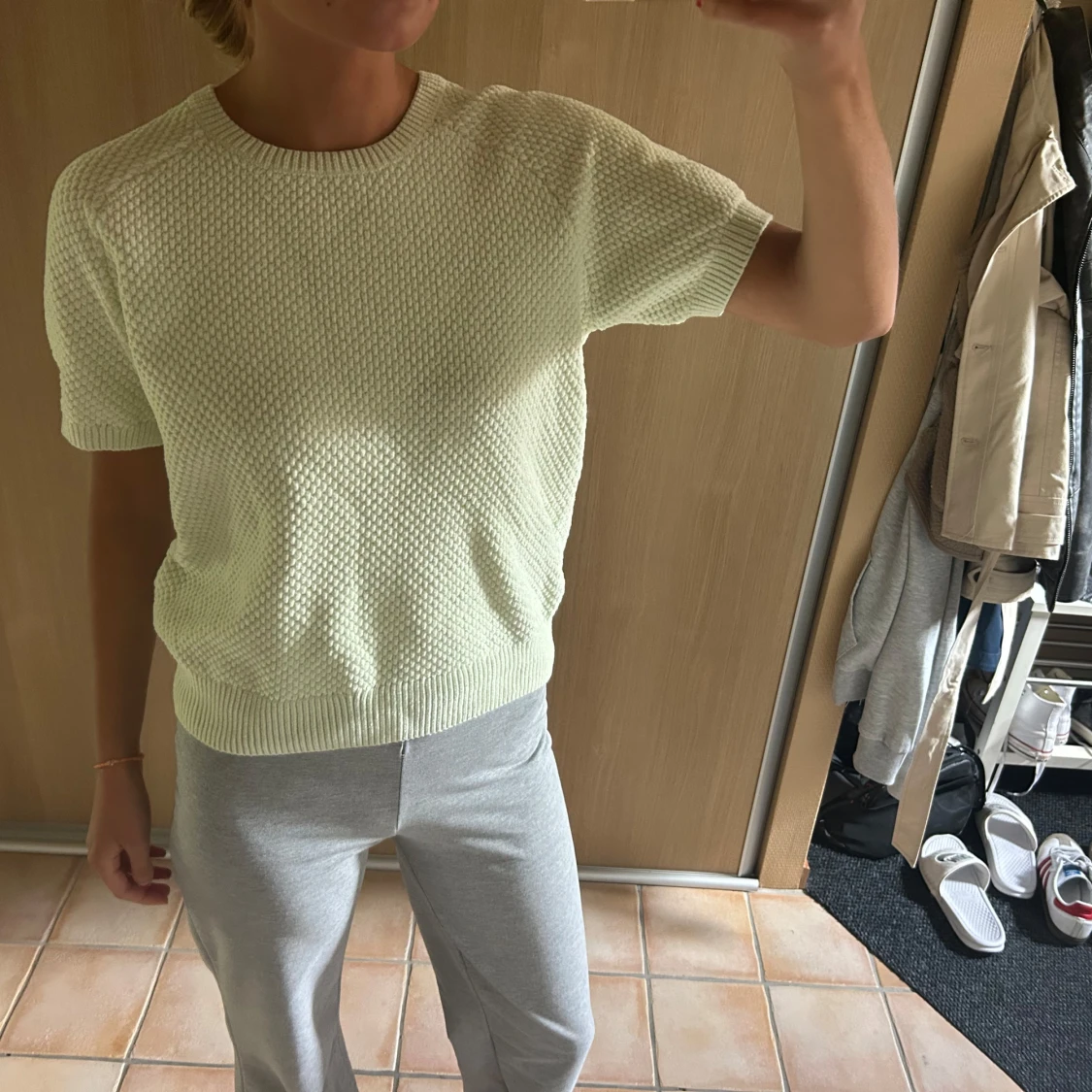 Ljus stickad kortärmad tröja KappAhl