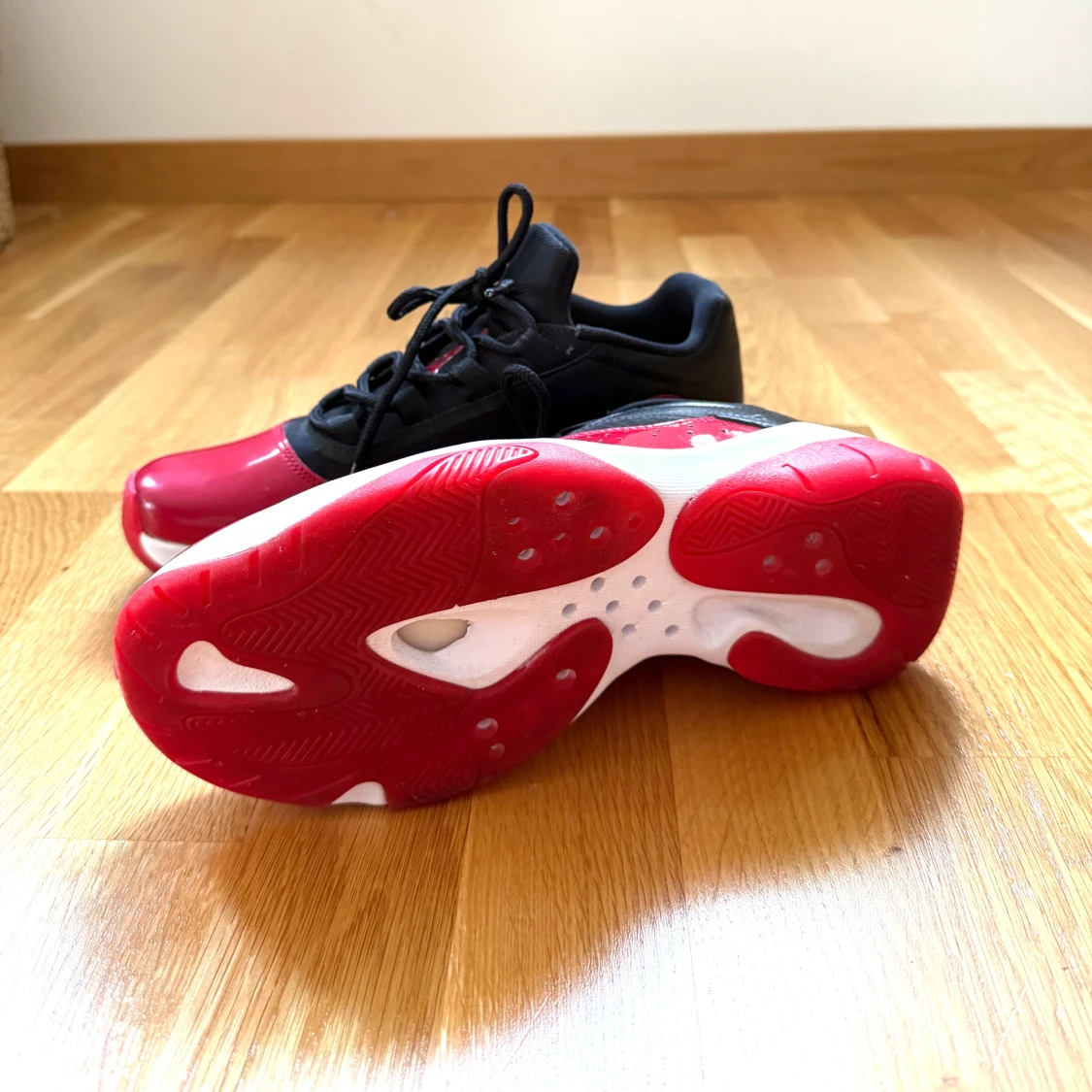 Nike Jordan 11 Low i mycket fint skick - 1