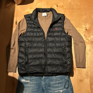 Ralph Lauren väst - Tjena, säljer nu min Ralph Lauren väst då den inte kom till så mycket användning som jag hade önskat. Jätte fin och snygg väst i storlek S med inga tecken på slitage. Nypris är 2600kr. Qr koden tar dig till Ralph Laurens hemsida där de bevisar autencitet. Har du några frågor eller funderingar hör gärna av dig🙌 Priset är diskuterbart